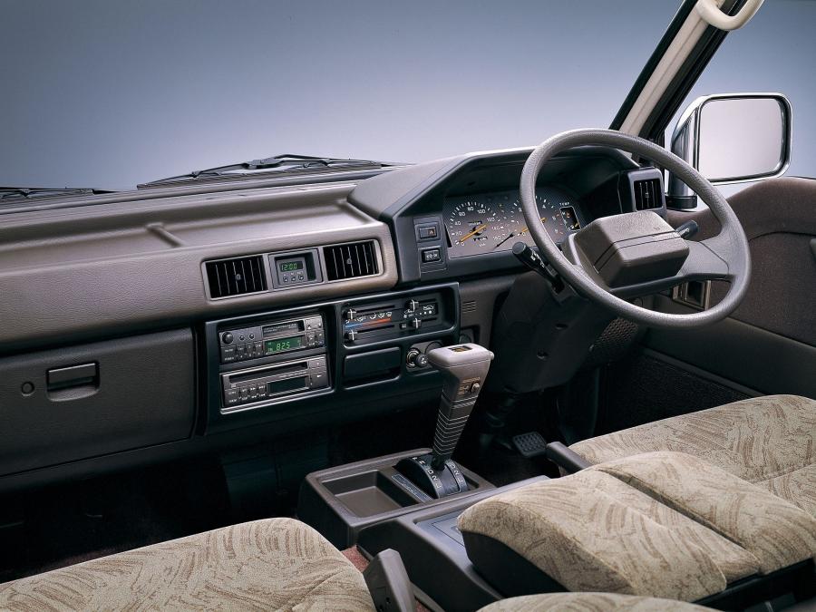  Mitsubishi Delica Star Wagon 1990 года  (фото 2 из 2)
